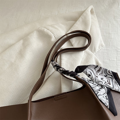 Minimalistische Tote-Handtasche mit dekorativem Schal