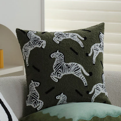 Kuscheliger Wohnkissenbezug aus Teddyfleece mit Zebrastreifen-Motiv Brehn