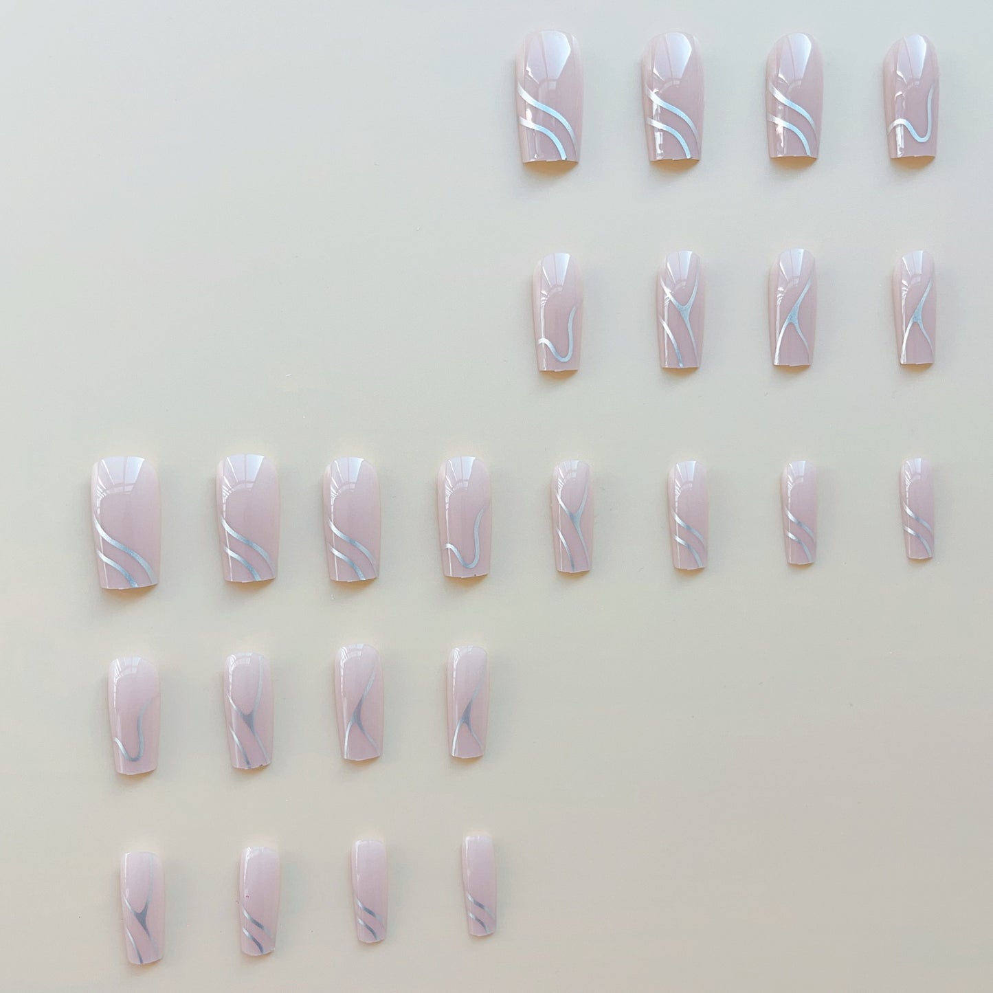 Kunstnagelset mit eleganten 3D-Designs und hochglänzenden Akzenten Brehn