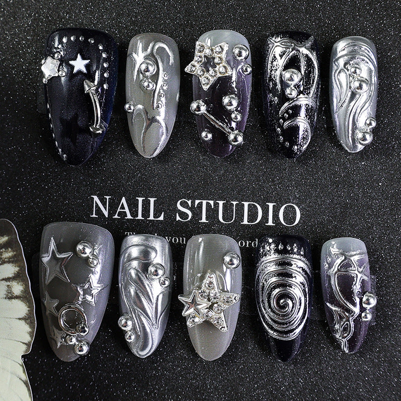 Kunstnageldesign Set mit glamourösen Sternen- und Metallic-Akzenten Brehn