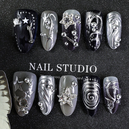 Kunstnageldesign Set mit glamourösen Sternen- und Metallic-Akzenten Brehn