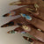 Kunstnagelset mit luxuriösem Gold-Design und floralen Akzenten Brehn