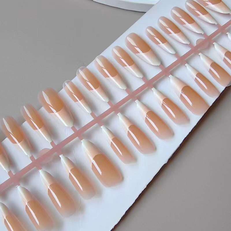 Kunstfingernägel Im Eleganten French-Tip Design Brehn