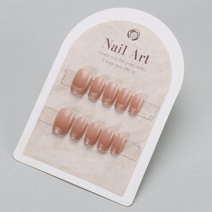 Elegantes Press-On-Nageldesign mit Strassakzenten Brehn