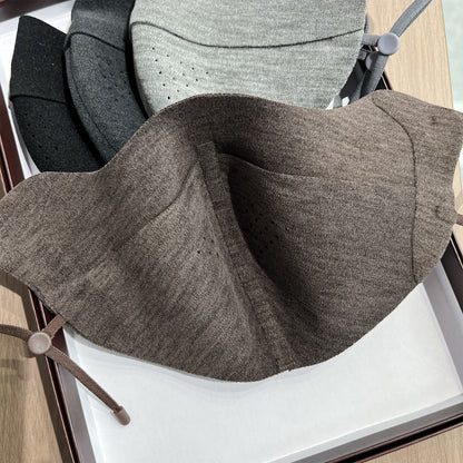 Samtierte wiederverwendbare Gesichtsmaske mit atmungsaktiven Perforationen und verstellbaren Ohrschlaufen Brehn