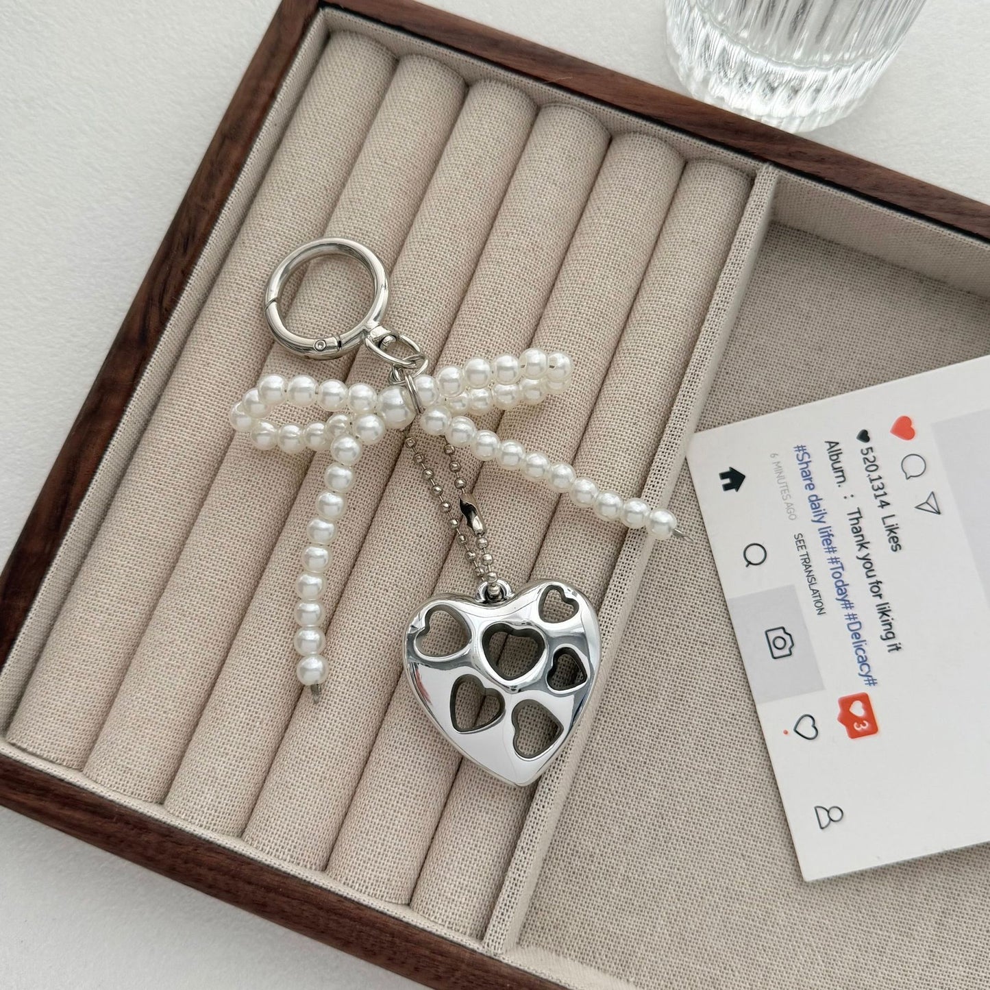 Herzförmiger Charm-Schlüsselanhänger mit Perlen-Schleife Brehn