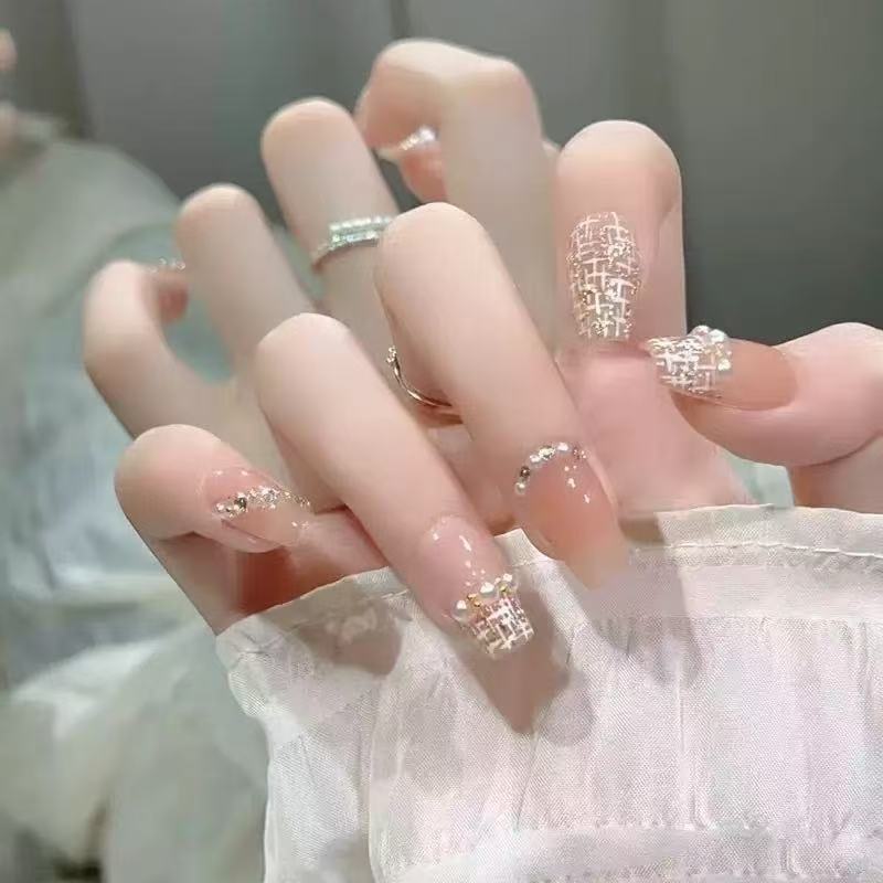 Glamouröse Kunstnägel mit Strassdetails Brehn