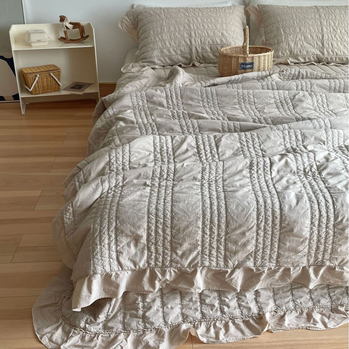 Gepolsterte Rüschencotton-Überwurf-Set mit Kanalsteppung und Rüschensatttuch