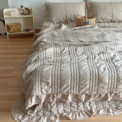 Gepolsterte Rüschencotton-Überwurf-Set mit Kanalsteppung und Rüschensatttuch