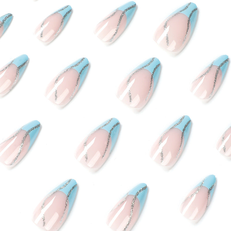 Kunstvolle Nagelkunst mit Glitzerlinien Brehn