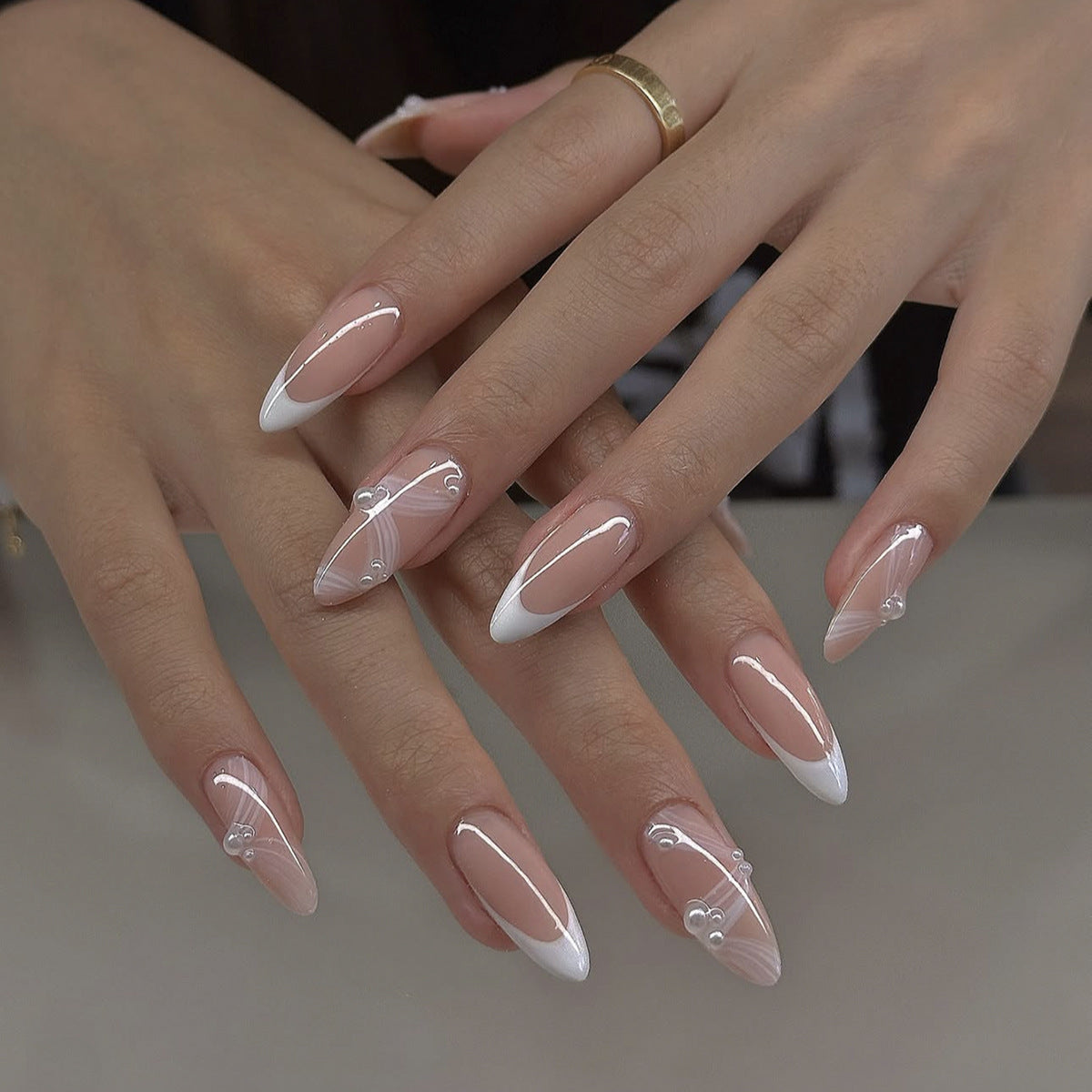 Kreatives Kunstnagelset mit eleganten Spitzen und Glitzerverzierungen Brehn