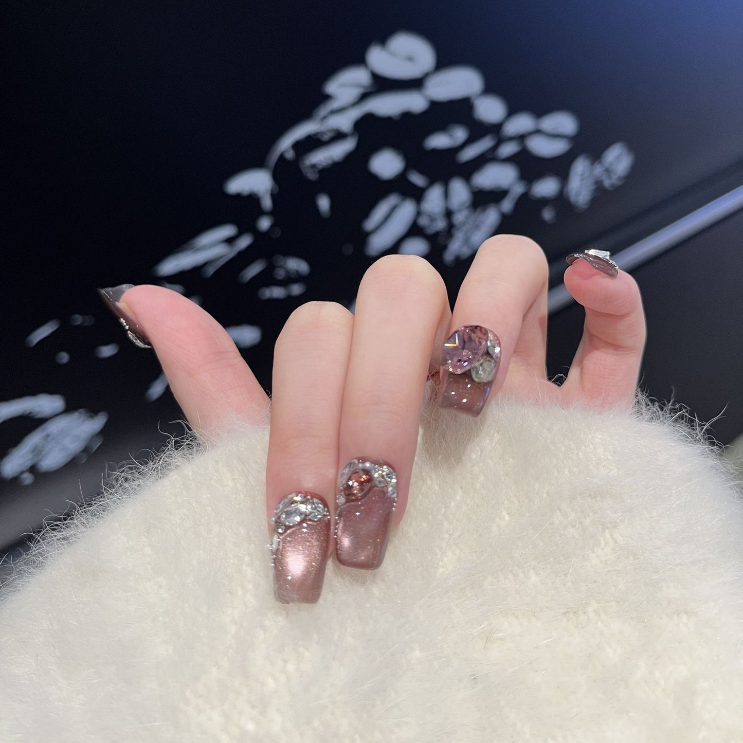 Dekoratives Press-On-Nageldesign mit Edelsteinakzenten Brehn