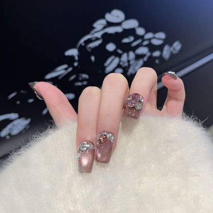 Dekoratives Press-On-Nageldesign mit Edelsteinakzenten Brehn