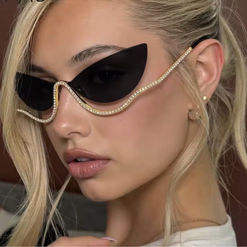 Damen extravagant geformte Cat-Eye Sonnenbrille mit funkelnden Applikationen Brehn