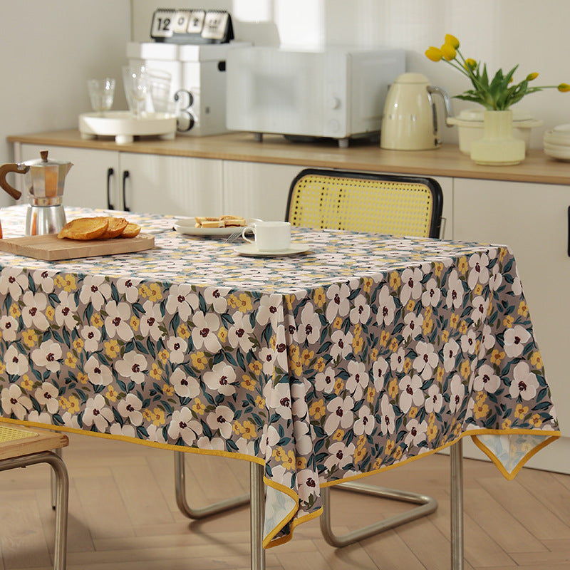 Beschichtete Tischdecke im Landhausstil mit botanischem Print und feinem Saum Brehn