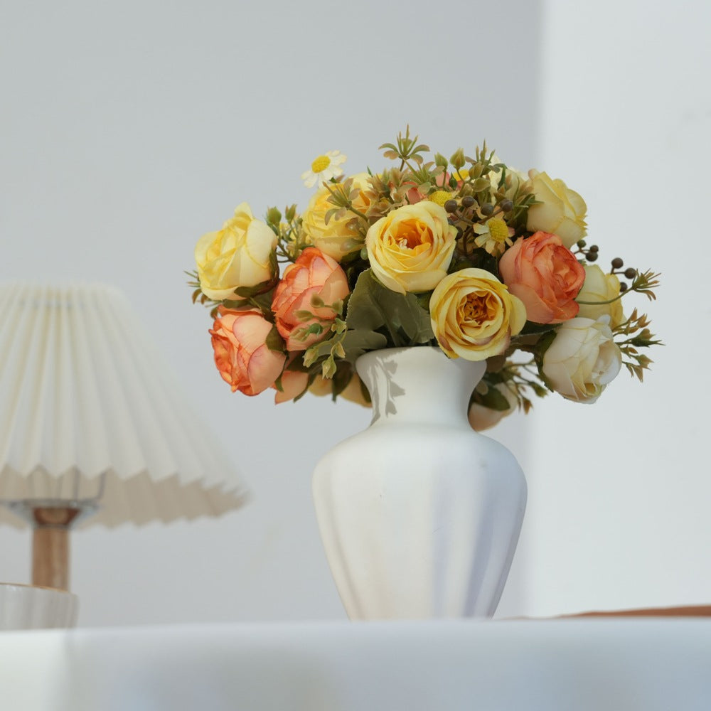 Lebensnahes Blumenbouquet mit Wiesenblumenakzenten