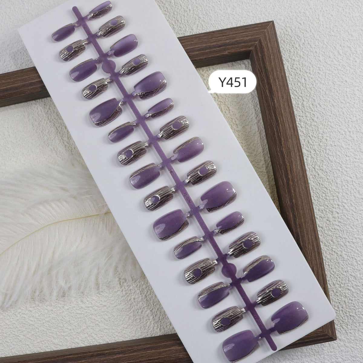 Elegante Press-On-Nageldesigns mit metallischen Akzenten