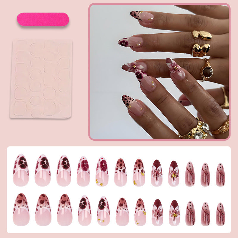 Kunstnagelset mit floralen und modernen Verzierungen Brehn
