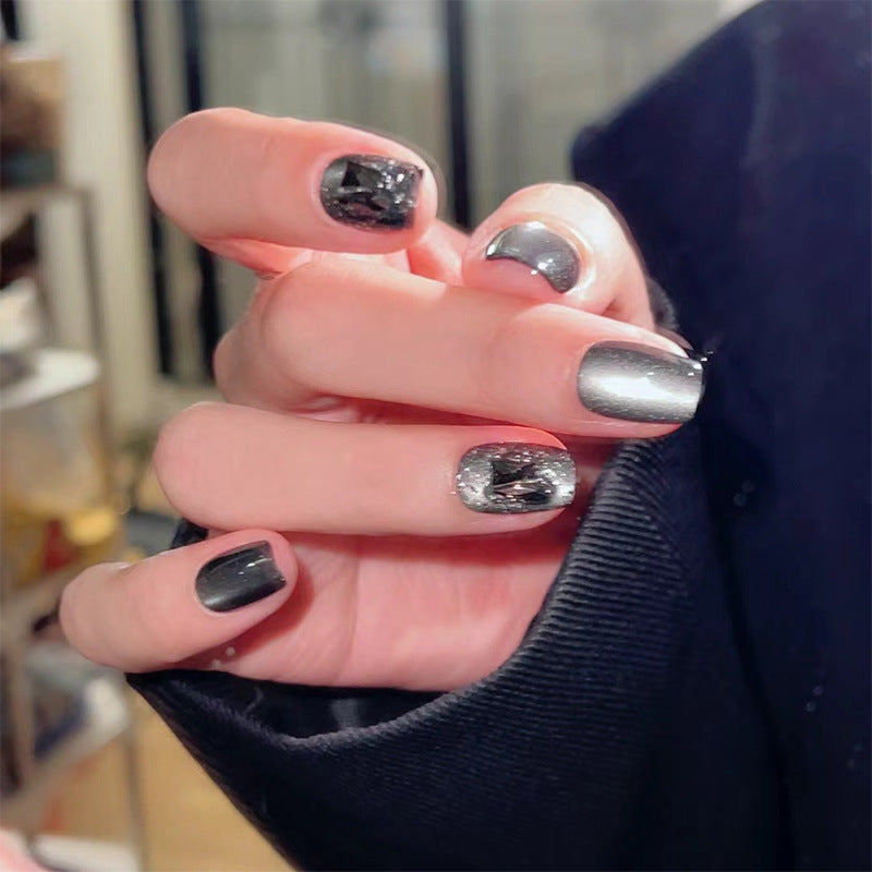 Kunstnägel mit trendigem Metallic-Design Brehn