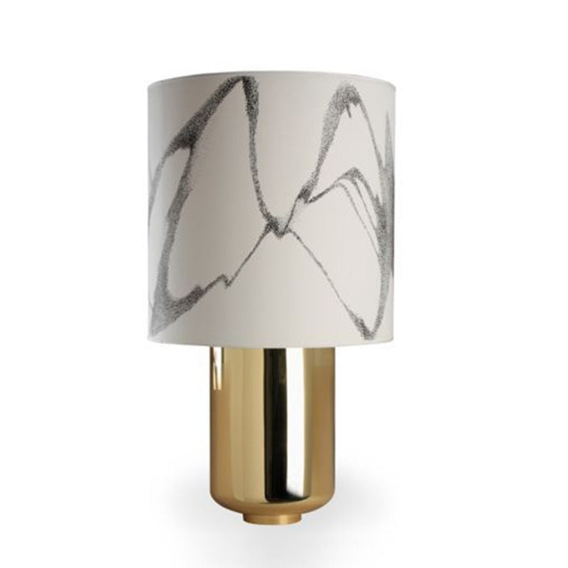 Moderne Tischlampe mit strukturiertem Schirm
