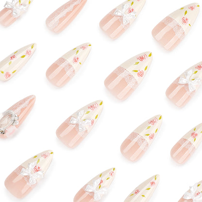 Kunstvolle Stiletto-Nägel mit floralen Akzenten und Glitzerakzenten Brehn