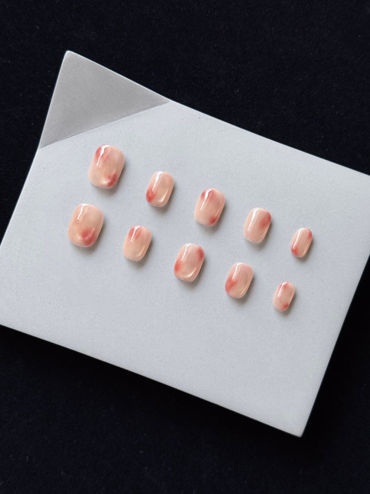 Künstlerische Press-On Nagelset mit entspanntem Ombre-Effekt