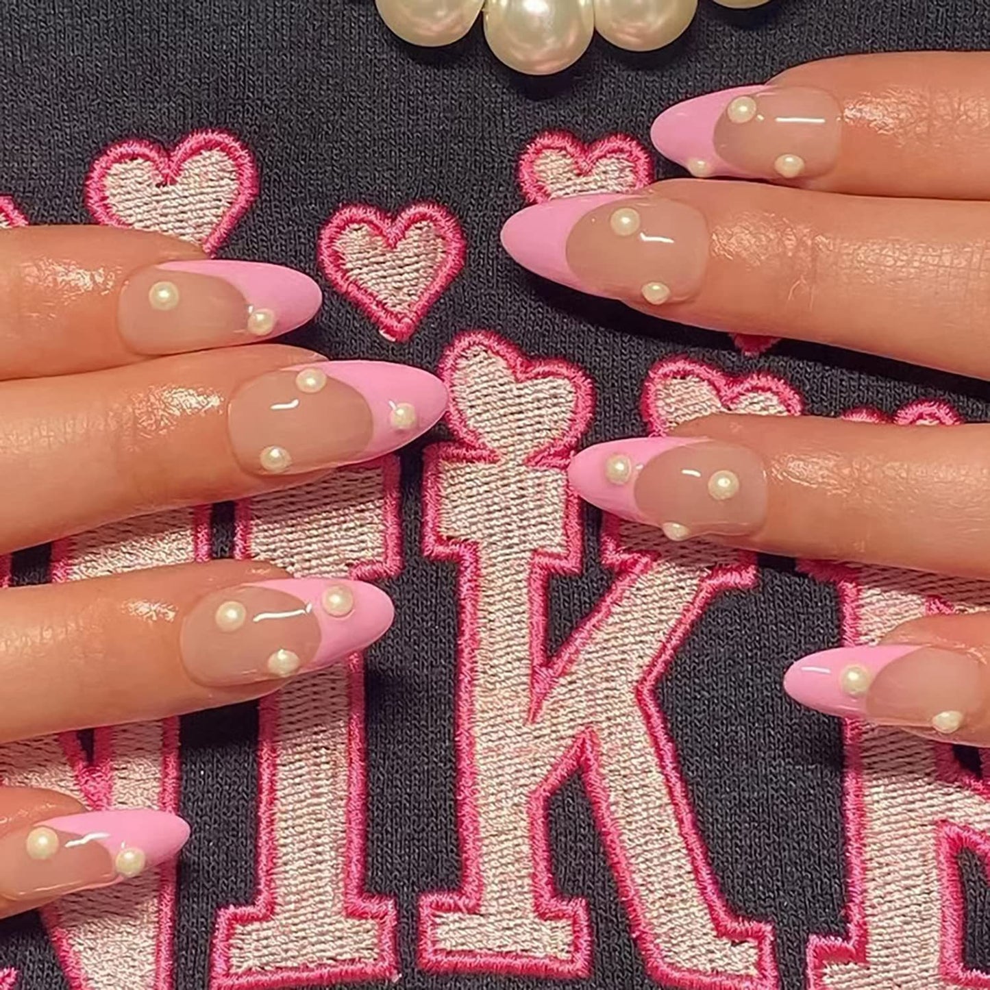 Kunstnagelset mit eleganten Perlenverzierungen Brehn