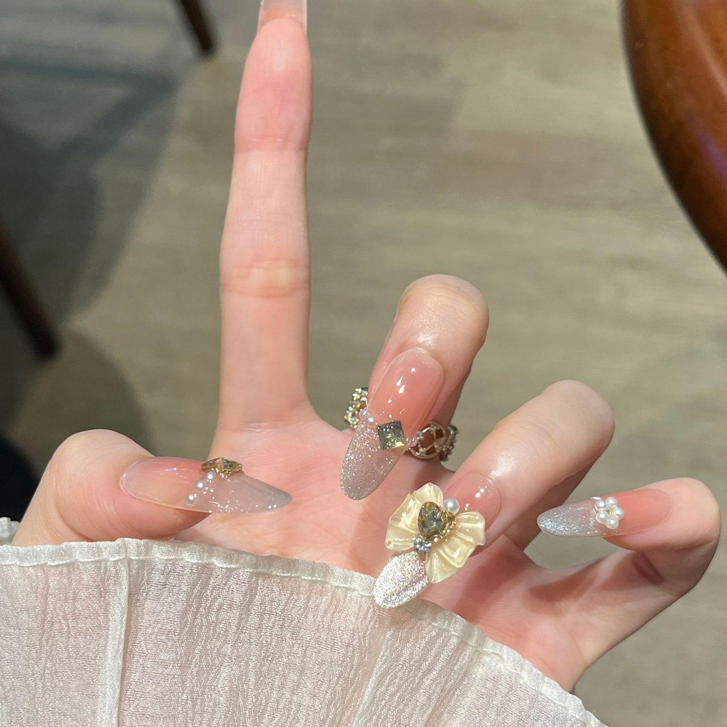 Glamouröse mit Rhinestones verzierte Nagelkunstverlängerungen Brehn