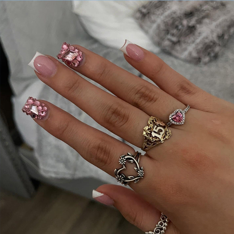 Kunstnagelset mit glamourösen Strassverzierungen Brehn