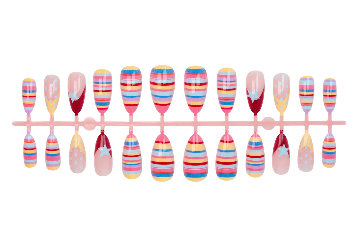 Kunstnagelset mit bunten Streifen und kreativen Designs Brehn