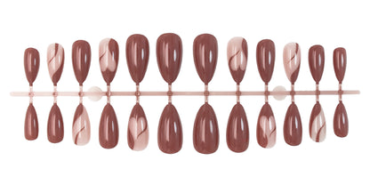 Kunstnagelset mit eleganten und kreativen Design-Elementen Brehn