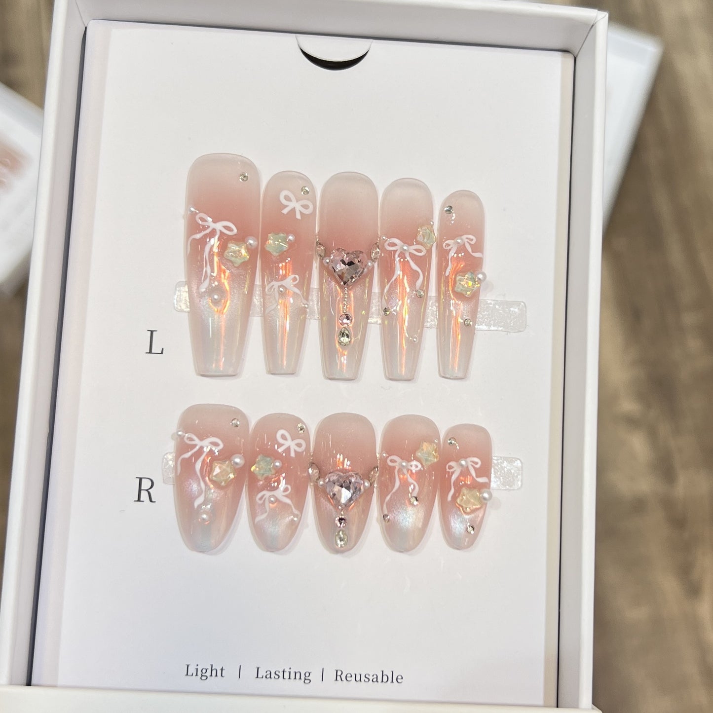 Elegantes Press-On Nagelkunstset mit schickem Band und Edelsteinen Akzenten Brehn