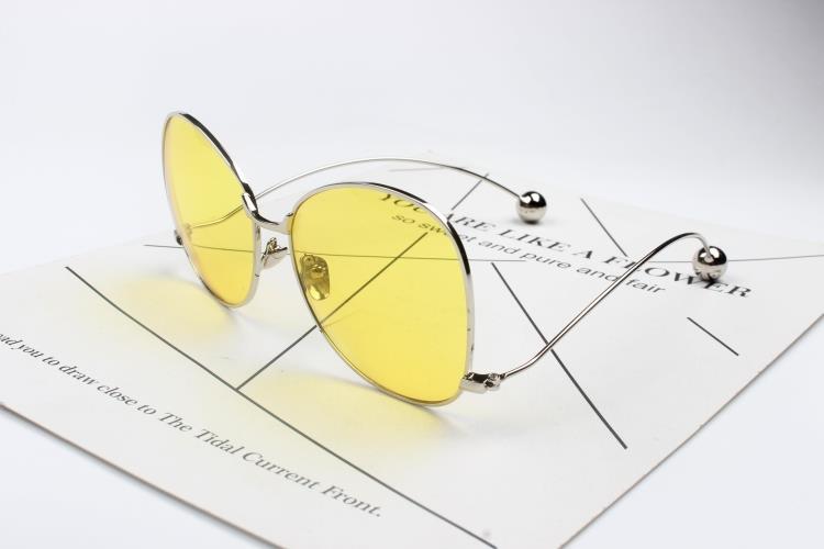 Modische Sonnenbrille Im Futuristischen Design Brehn