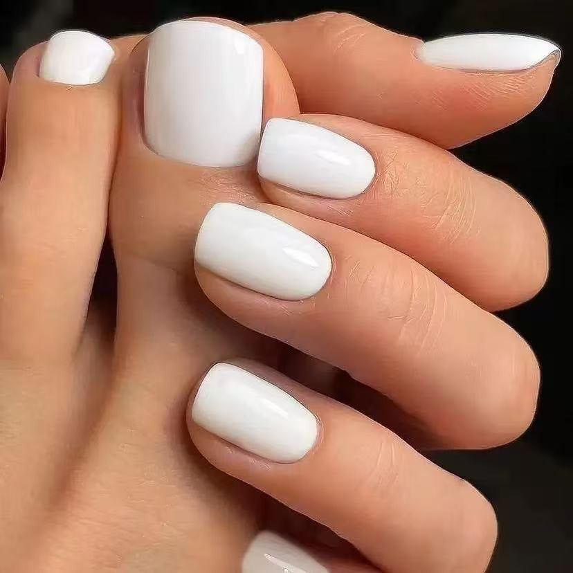 Kunstnagelset mit Hochglanz-Finish und kurzem Design Brehn