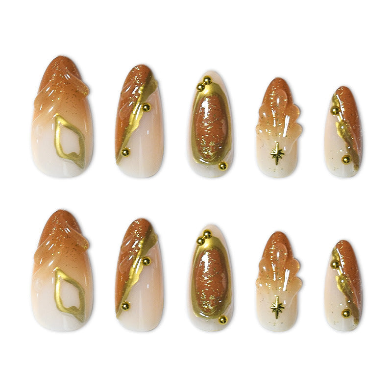 Luxuriöses Press-On-Nagelset mit kunstvollen goldenen Details Brehn