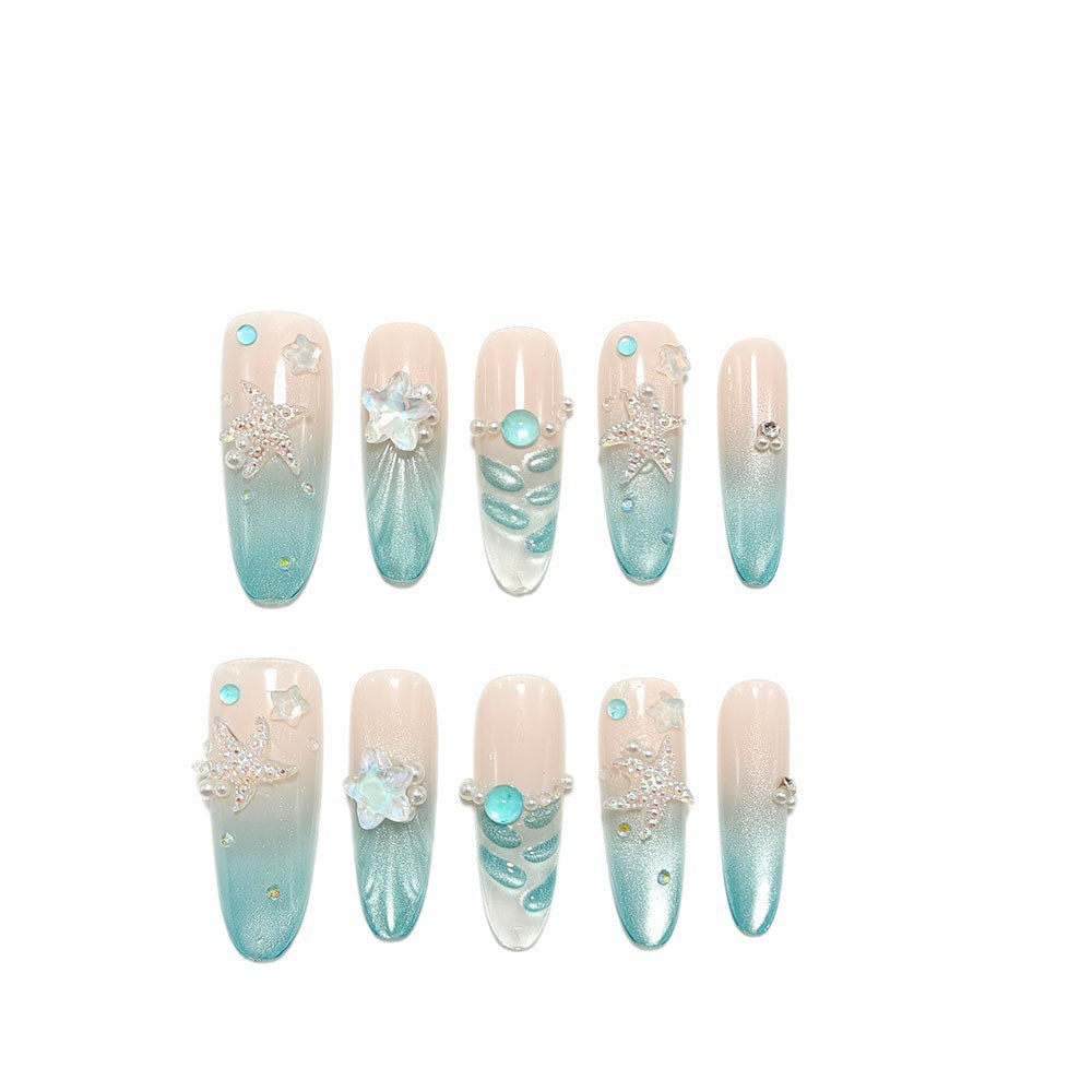 Elegante Nagelkunst mit Meeresthema und 3D-Akzenten Brehn