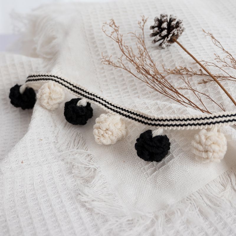 Dekorative Bordüre mit Pompons Brehn