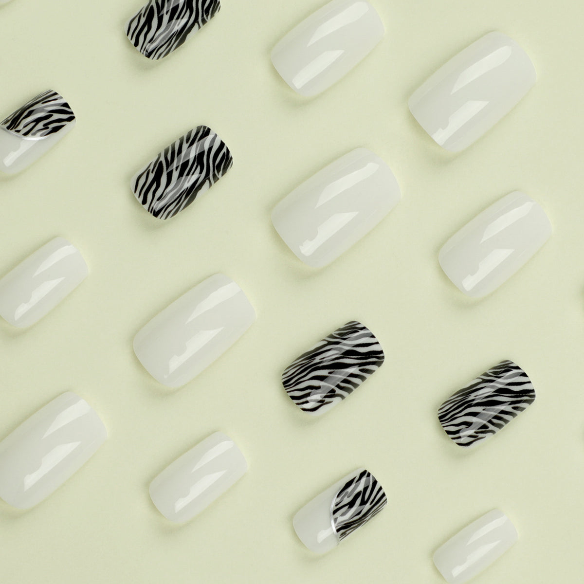 Kunstvolle Nagelverlängerungen mit stilvollem Zebra-Muster Brehn