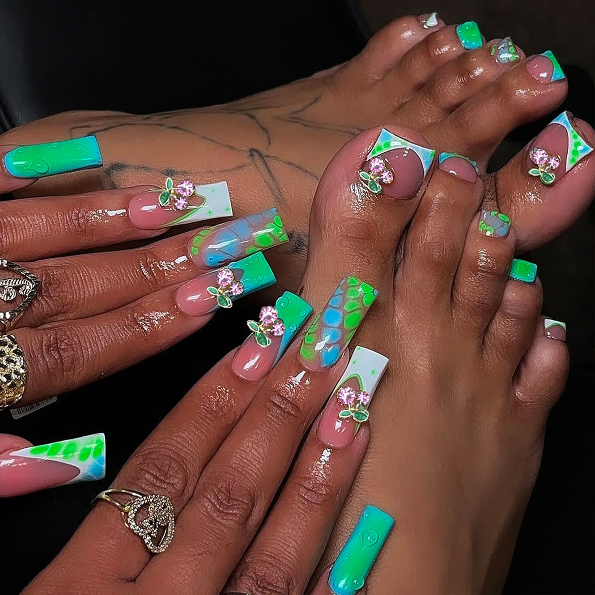 Kunstvolle Nagelverlängerung mit Glitzerakzenten Brehn