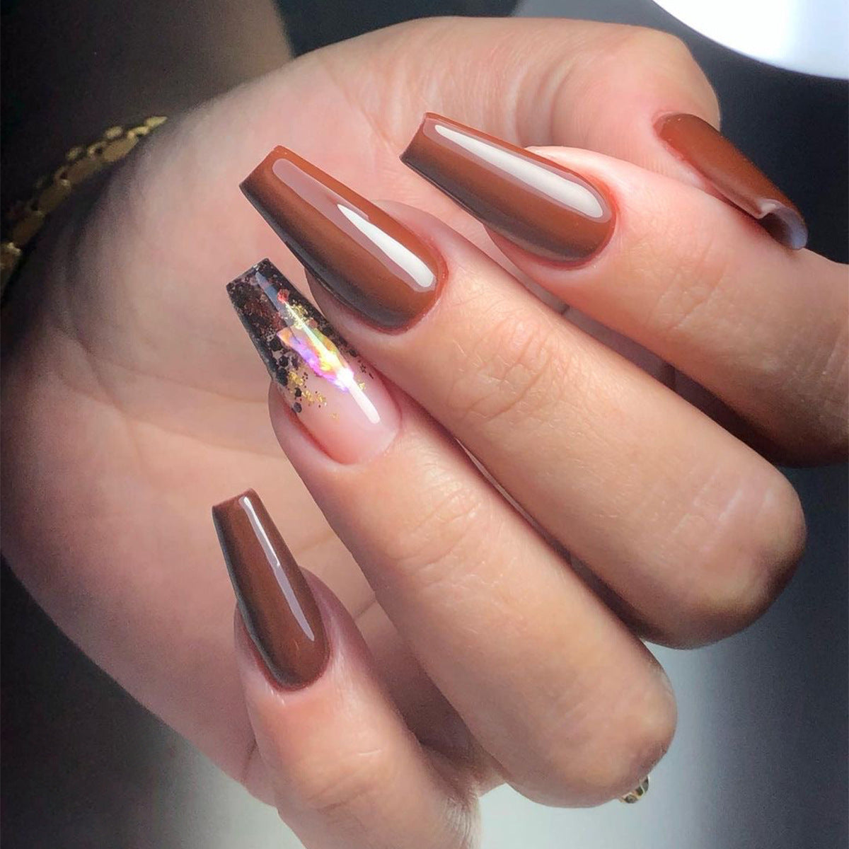 Künstliche Acryl-Nägel mit eleganten Glitzerakzenten und kreativen Designs Brehn
