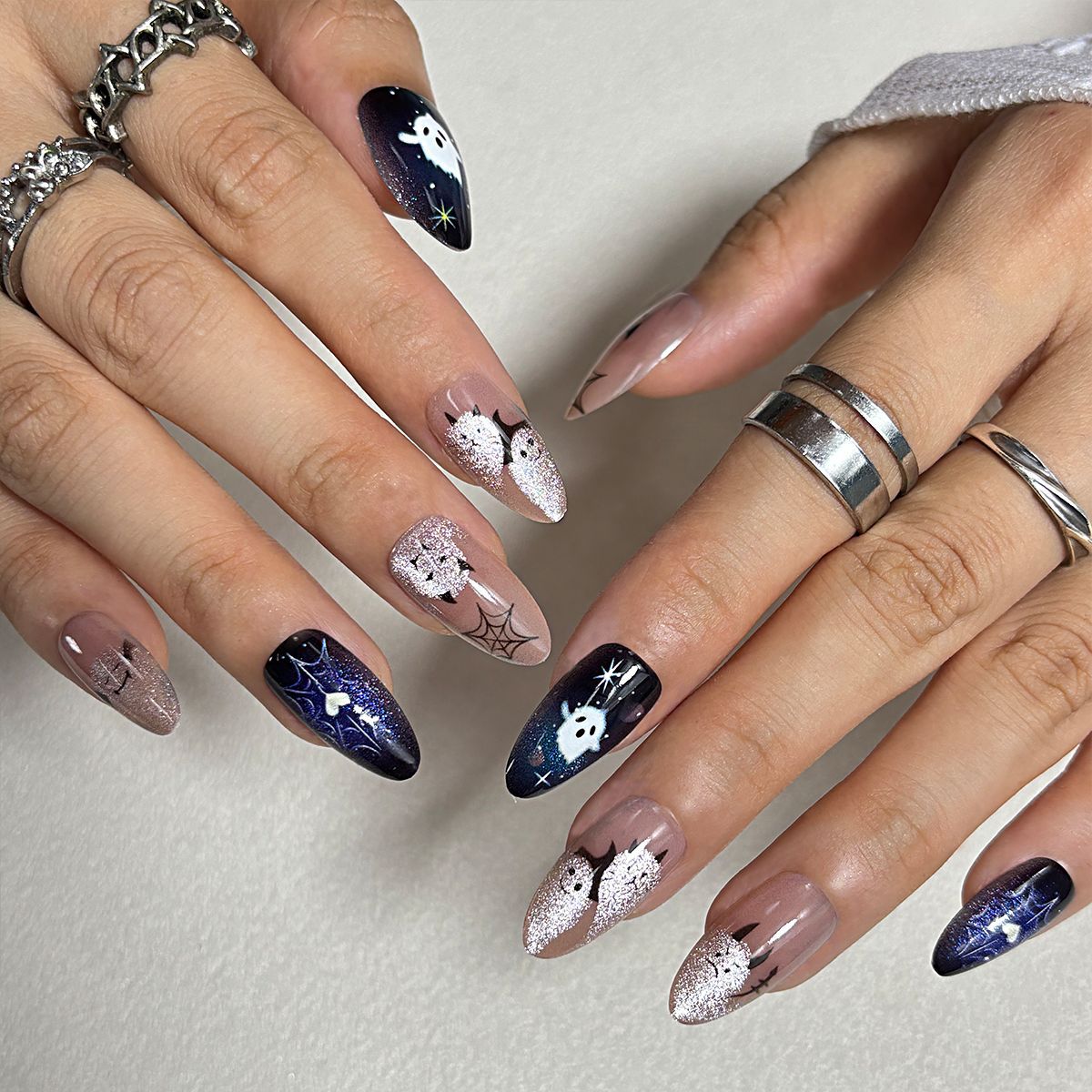 Dekoratives Press-On-Nagelset mit kunstvollen Designs Brehn