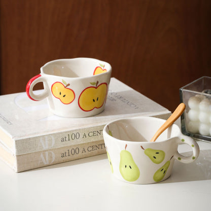 Keramikbecher mit handbemalter Bananen-Illustration und rundem Griff