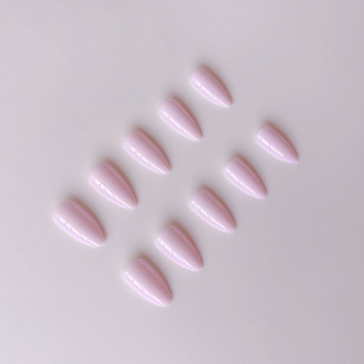 Kunstnagelset mit eleganten, spitzen und hochglänzenden Nägeln Brehn