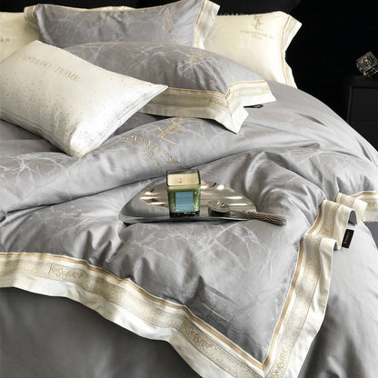 Luxuriöses Satin-Bettwäsche-Set mit dezenter Marmorstruktur und goldener Stickbordüre