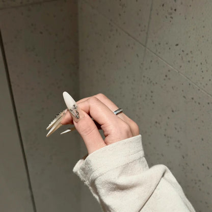 Künstlerische Stiletto-Nagelverlängerungen mit dekorativen Akzenten