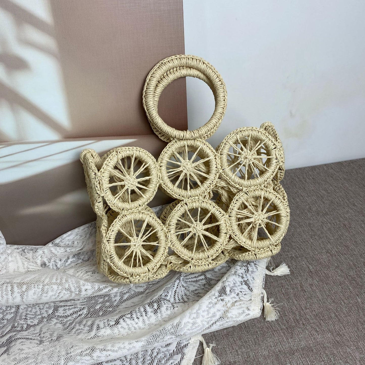 Kunsthandwerkliche Korbtasche mit Auffälligem Radmuster Brehn