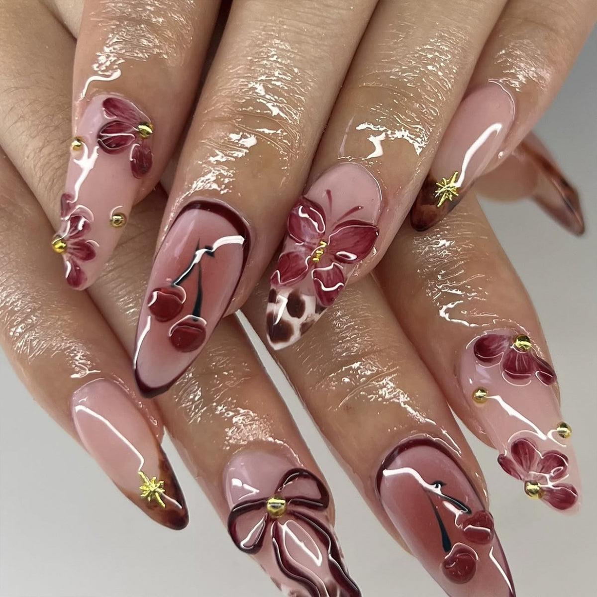 Kunstvolle Nagelverlängerungen mit floralen Akzenten Brehn