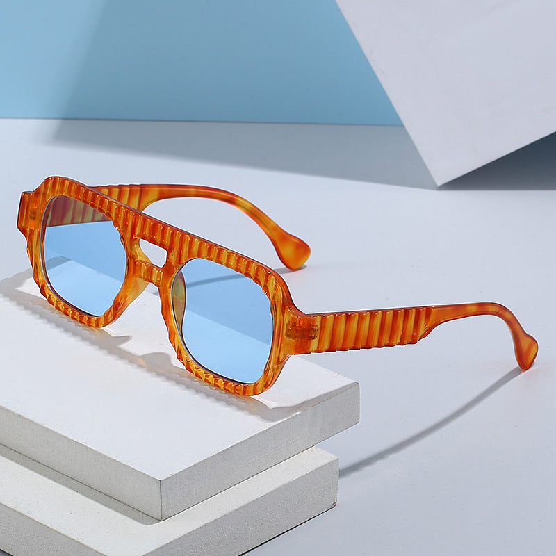 Damen modische Sonnenbrille im futuristischen Design mit strukturiertem Rahmen Brehn