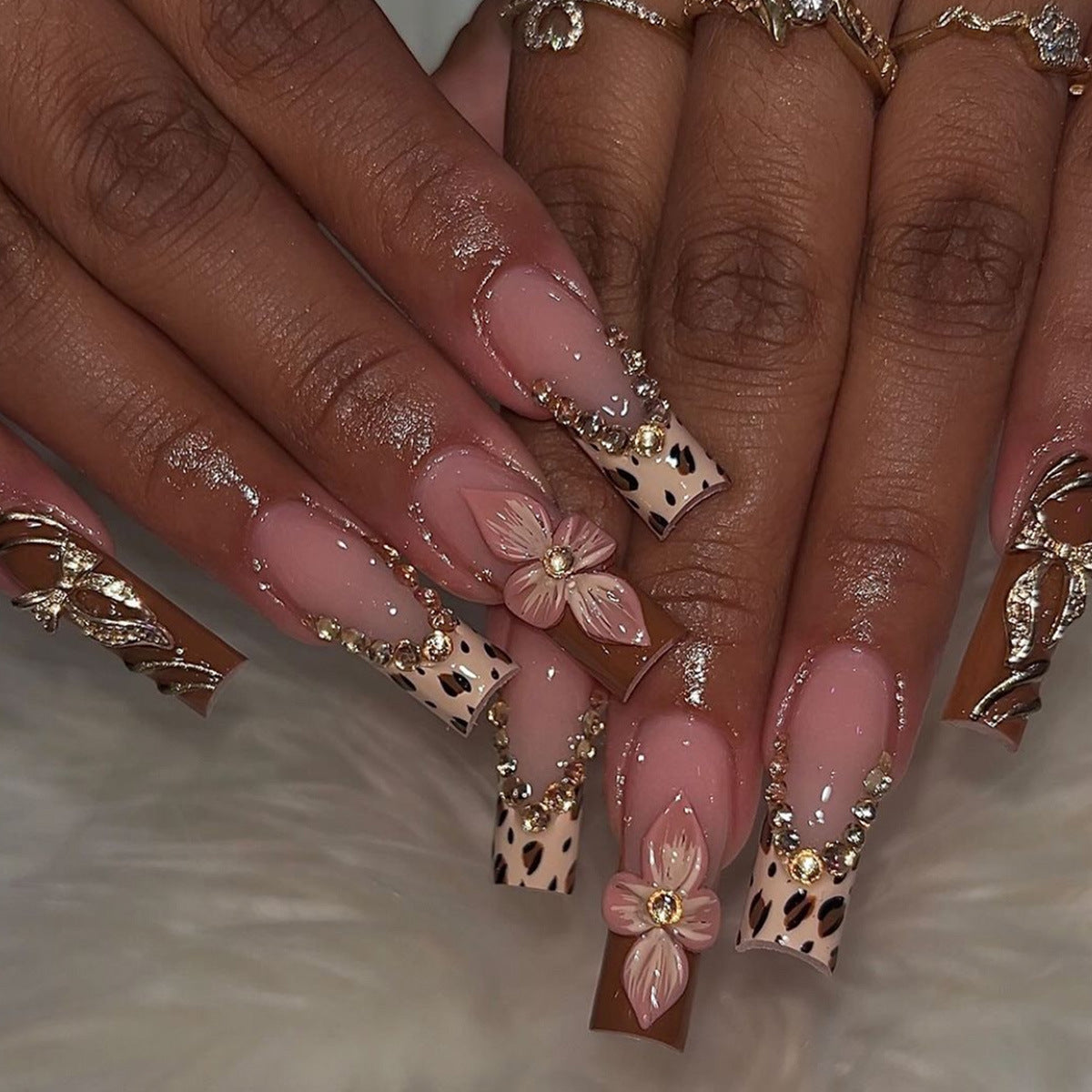 Künstlerische Lange Press-On-Nagelverlängerungen mit elegantem floralen Design Brehn