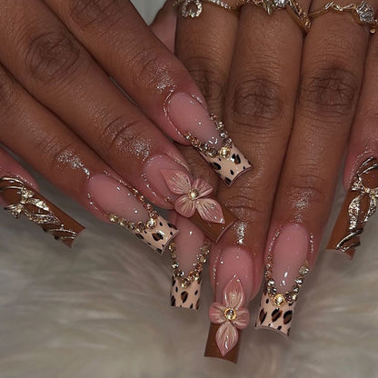 Künstlerische Lange Press-On-Nagelverlängerungen mit elegantem floralen Design Brehn